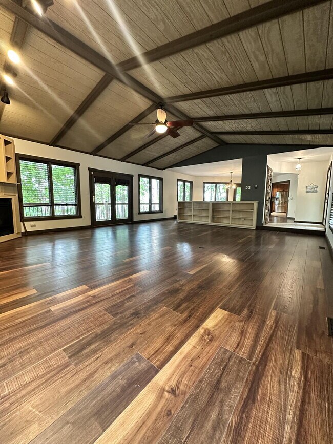 Building Photo - Beautiful Lake Front Property!