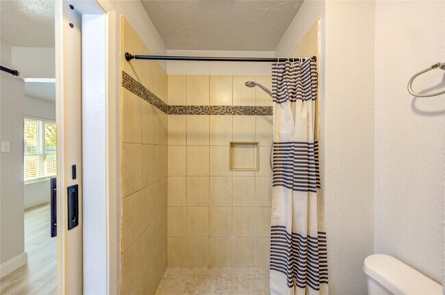 Building Photo - 235 E Castle Harbour Dr