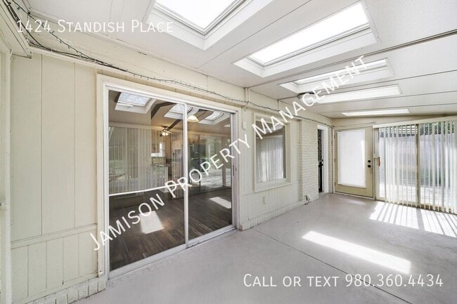 Building Photo - 1424 Standish Pl