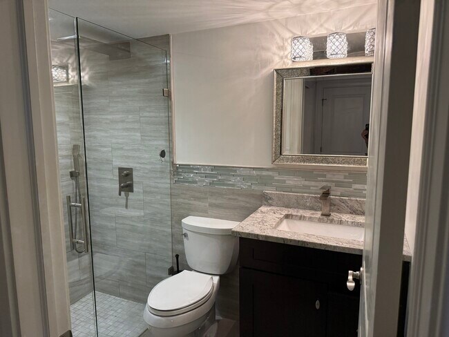 Building Photo - 1316 W 59th St