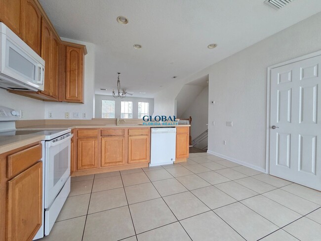Building Photo - 3Bdrm Townhome -- Gated Community of Vista...