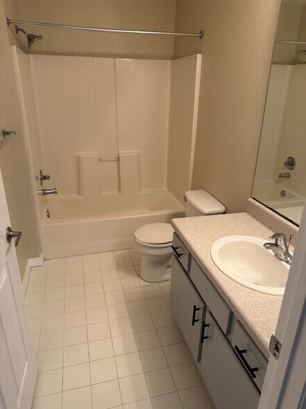 Building Photo - 5475 Vineland Rd