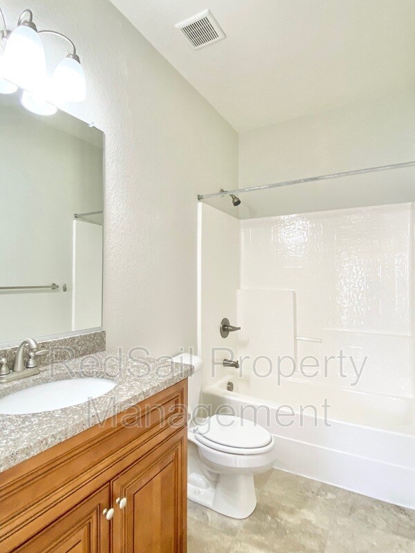 Building Photo - 717 Dissdale Ln