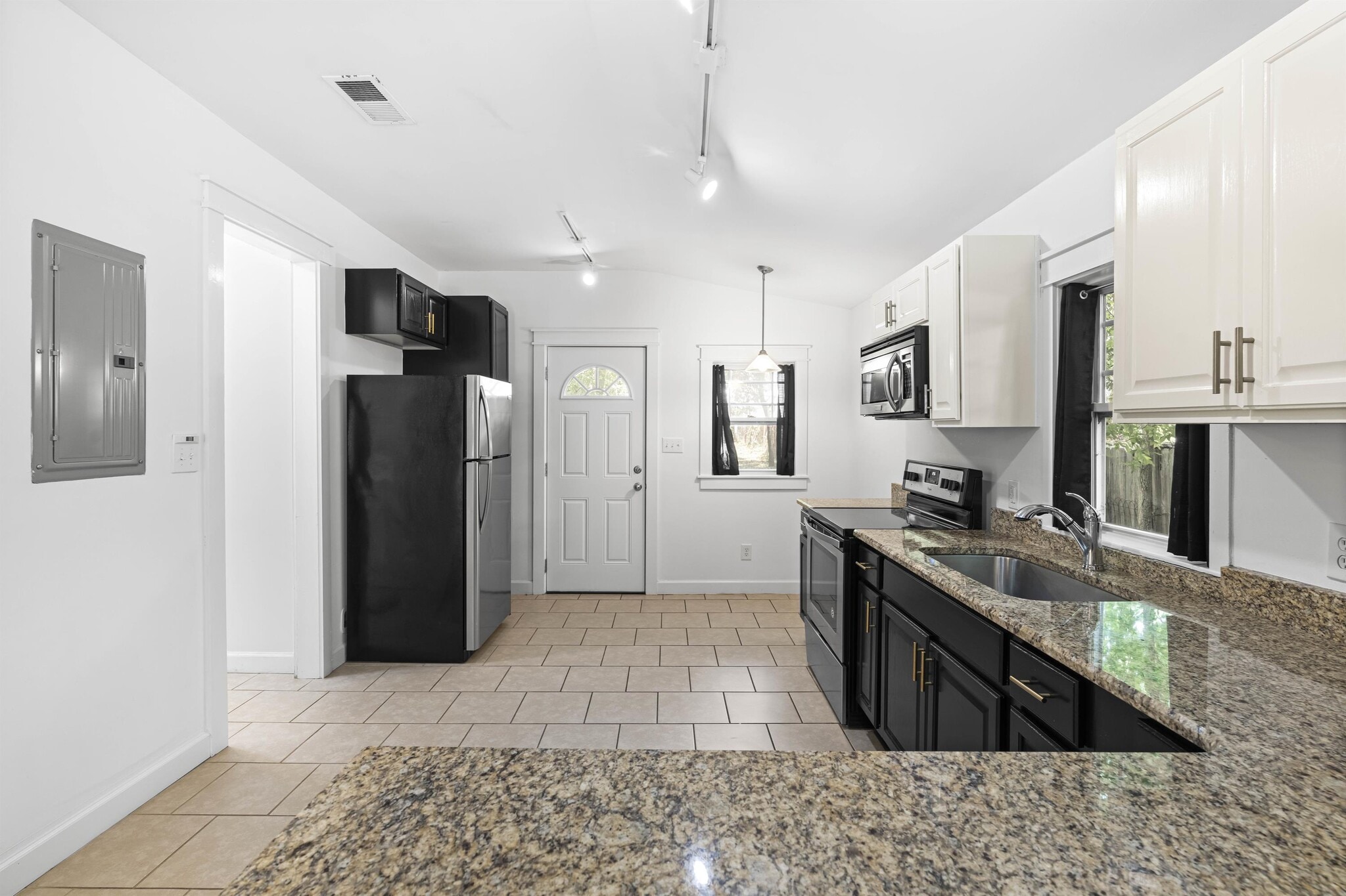 Building Photo - 815 E Davie St