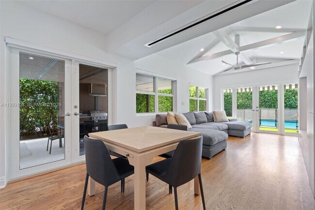 Building Photo - 634 W 47th St