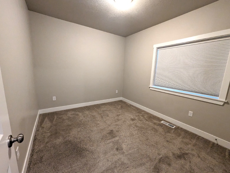 Building Photo - 1558 N 160 W