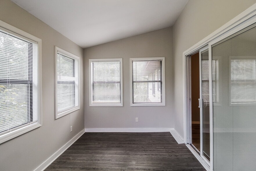 Building Photo - 2244 Briarwood Cir SW