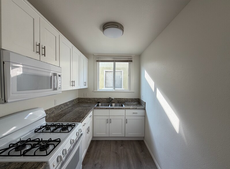 Building Photo - 420 N Rose Pl