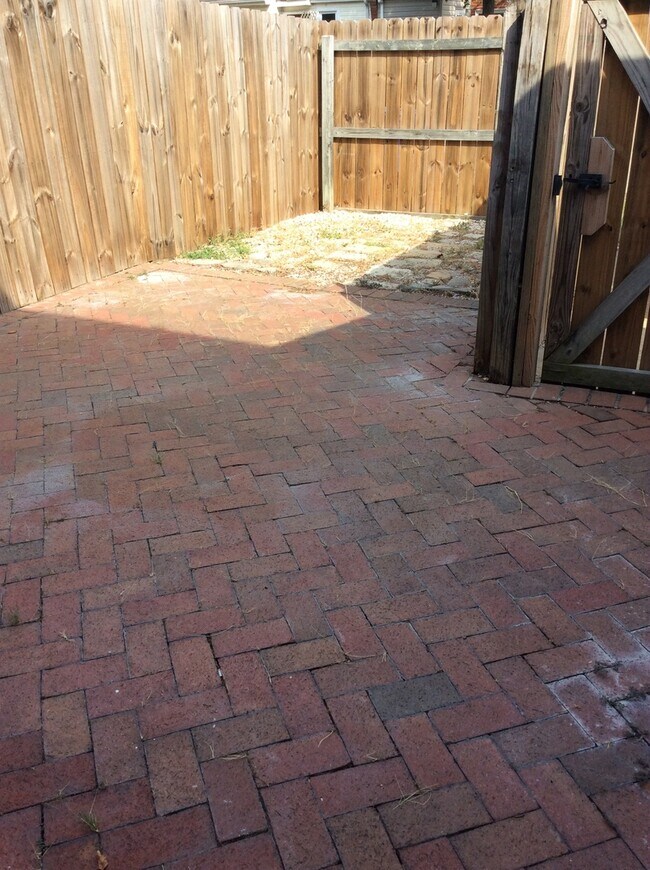 Building Photo - Spacious Townhouse Recently Updated