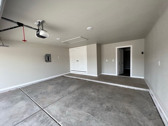 Building Photo - New Beginnings Start At AMRR: RARE 4 BEDROOM IN FRENSHIP ISD