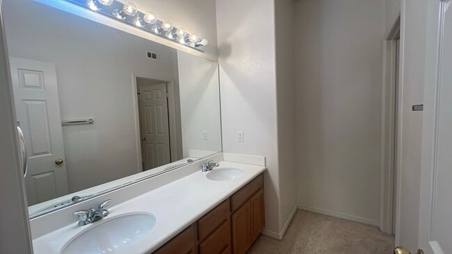 Building Photo - West Palmdale Home in Golf Course