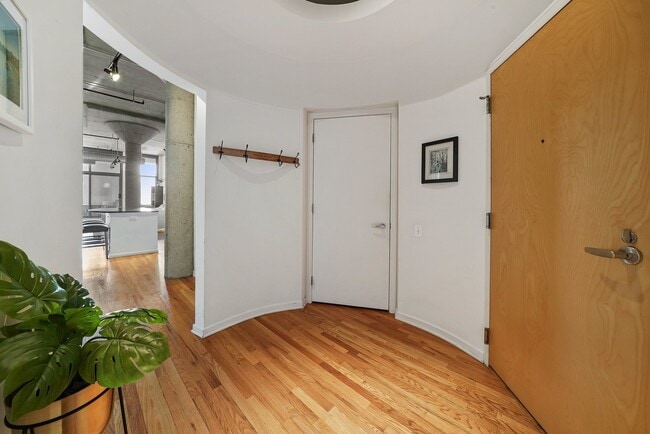 Building Photo - 900 N Kingsbury St