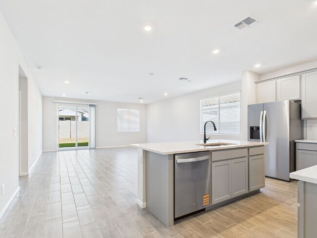 Building Photo - NORTH COPPER CANYON BRAND NEW BEAUTY