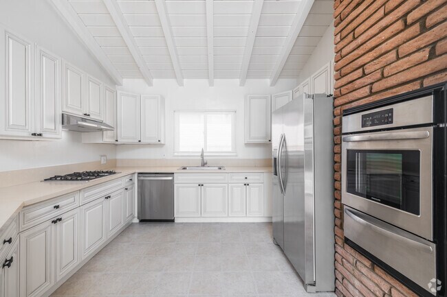 3BR, 2BA - 1,650SF - Kitchen - 4104 Via Largavista