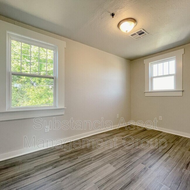 Building Photo - 727 Culbertson Dr