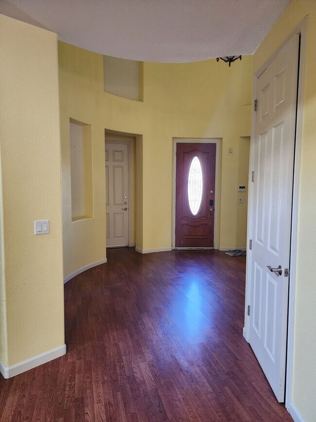 Building Photo - 5 Bedroom 3 Bathroom with 3 car Garage in the Sylvan School District