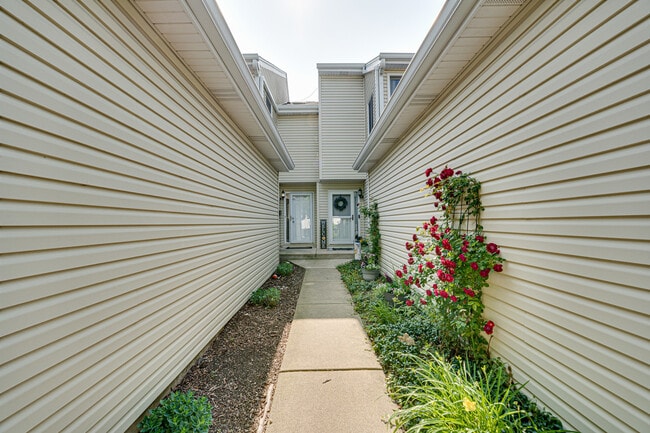 Building Photo - 1633 Hilton Head Dr