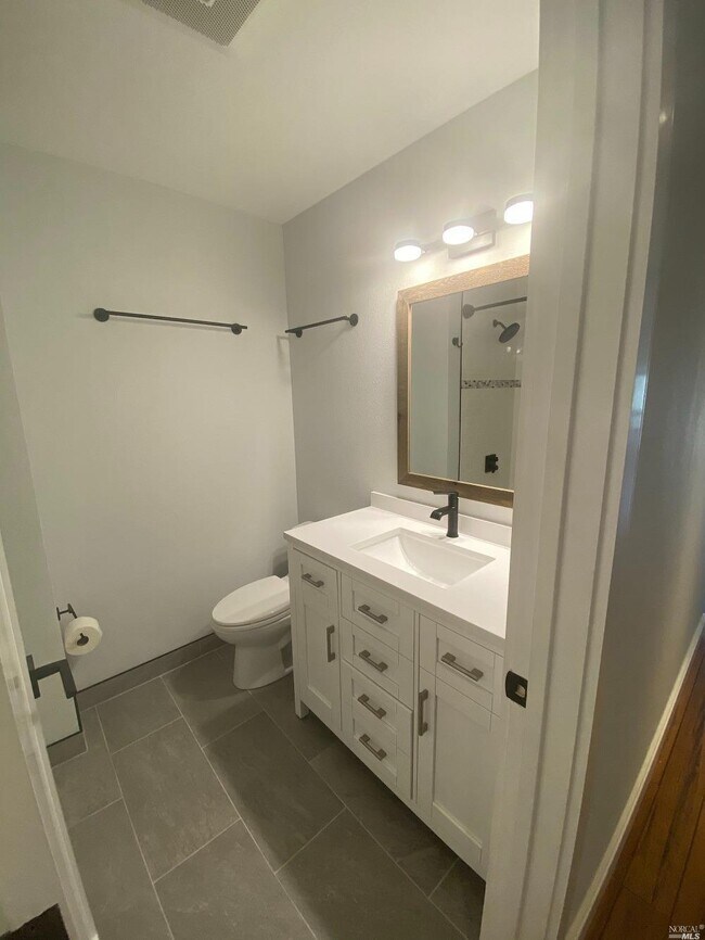 Building Photo - 1570 Parkwood St