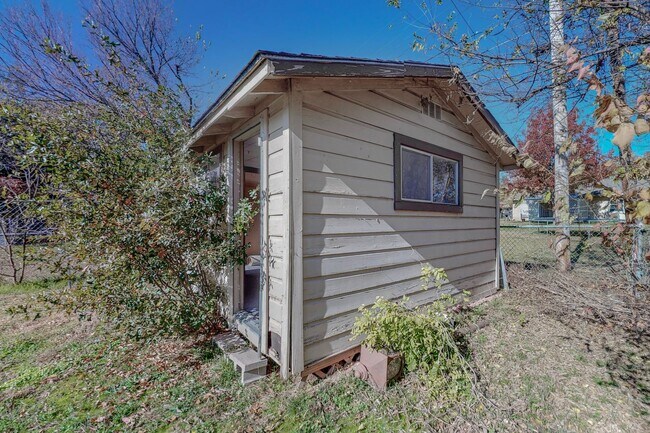Building Photo - Charming 3-Bedroom Gem with Mid-Century Fl...