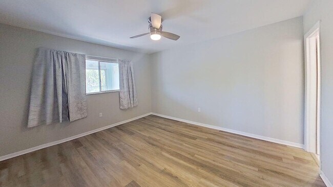 Building Photo - 2-bedroom 2-bathroom Top Corner Unit Condo