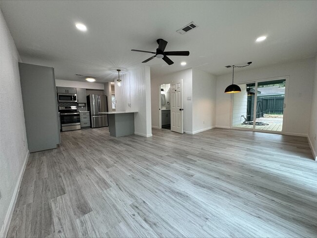 Building Photo - 1004 E Red Cedar Cir