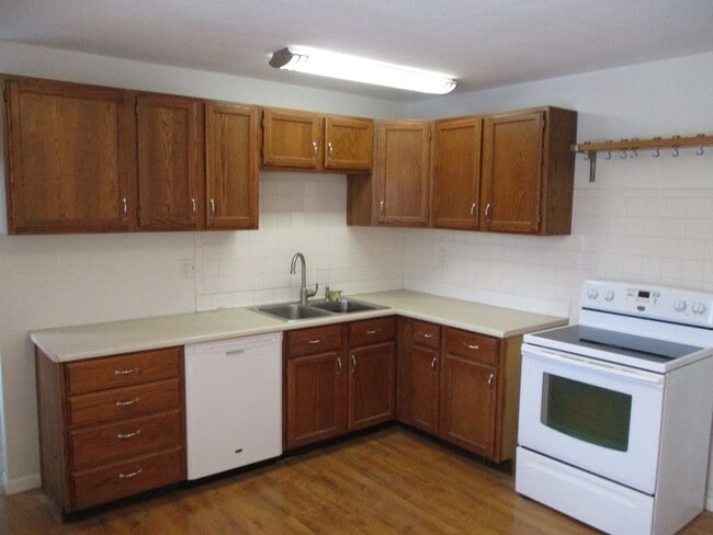 Building Photo - 3 Bedroom/1.5 Bath Brick Ranch In Miamisburg