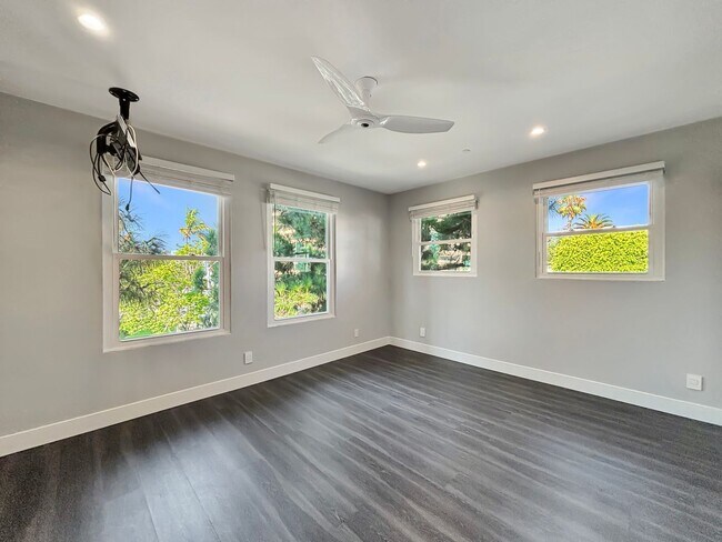 Building Photo - Stunning 2BD/2BA Condo in Bankers Hill W/ ...