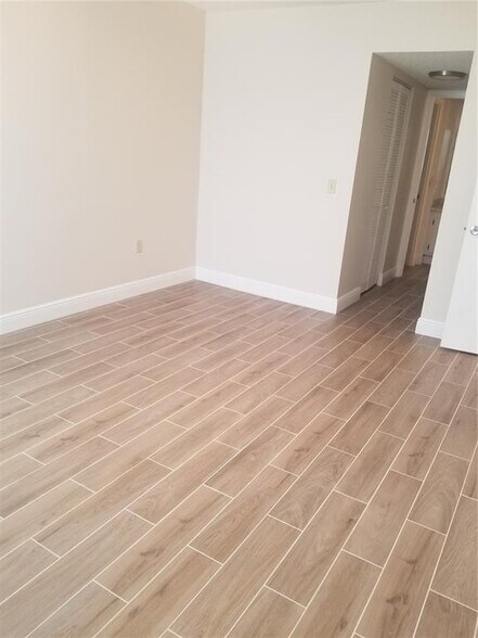 Building Photo - 9410 Poinciana Plz