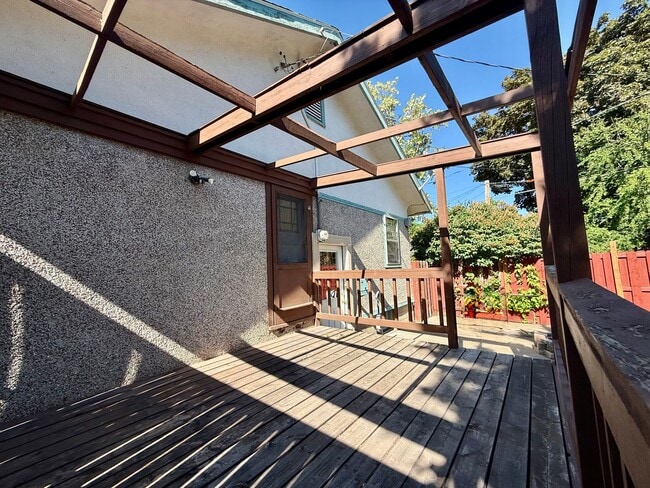 Building Photo - 806 Spring Ave