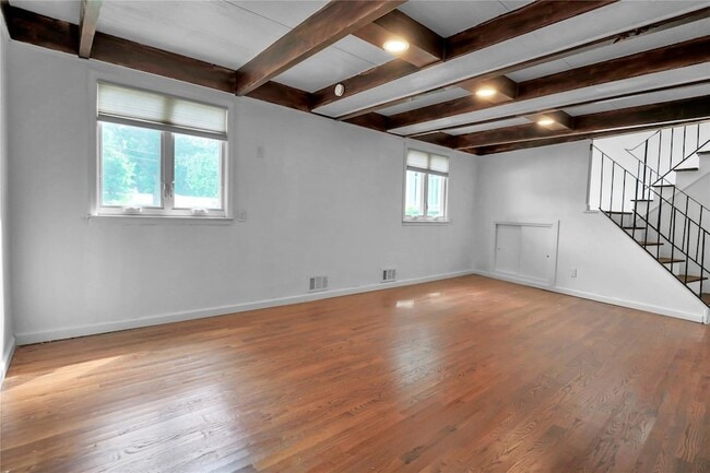 Building Photo - 347 Old Town Rd
