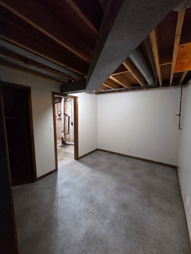 Building Photo - 3009 S Gordon Ave