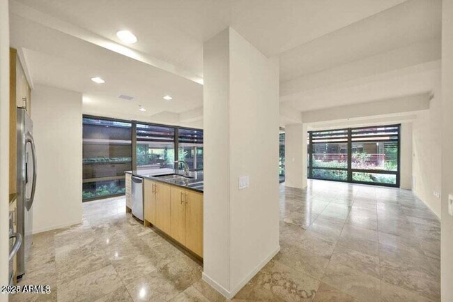 Building Photo - 7121 E Rancho Vista Dr