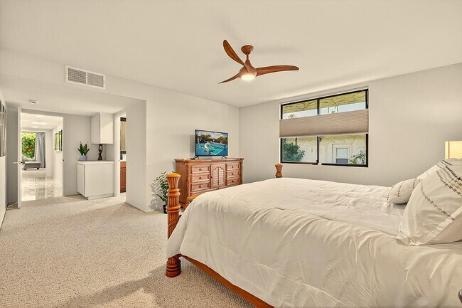 Building Photo - 1570 S La Verne Way