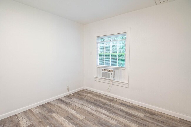 Building Photo - 1118 Louise Dr