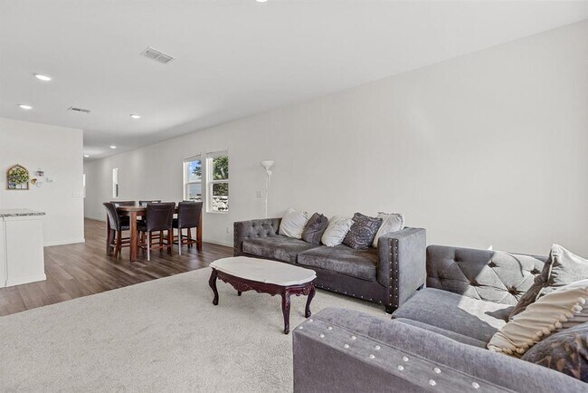 Building Photo - 1003 Sika Cv