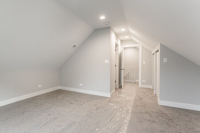 Building Photo - 926 W 32nd Pl