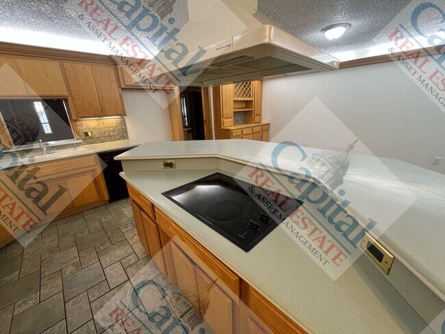 Building Photo - Spacious 2 Bedroom W/ Bonus Room