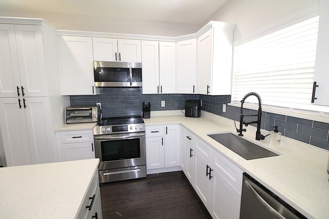 Building Photo - Modern 3-Bedroom Home with Fenced Yard & U...