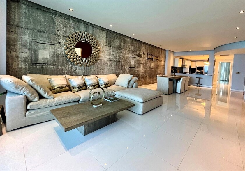 Building Photo - 17121 Collins Ave
