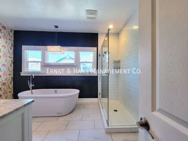 Building Photo - Historic 5-Bedroom, 4-Bath Home with Moder...