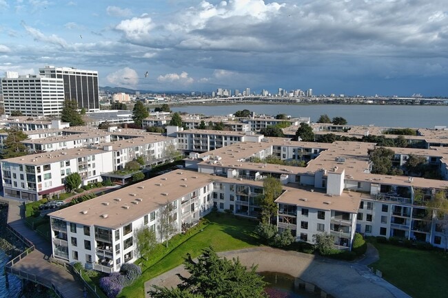 Building Photo - Waterfront 1 bedroom located at the resort style Watergate complex included ameneties, water, gar...