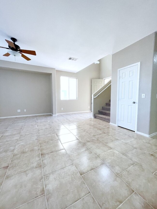 Building Photo - Spacious Living, Granite Counters, Great Location!