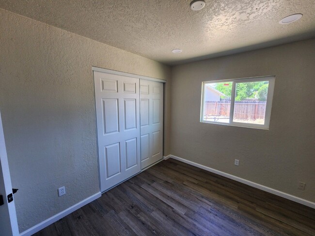 Building Photo - Beautiful Remodled, 4 Bedroom Home!