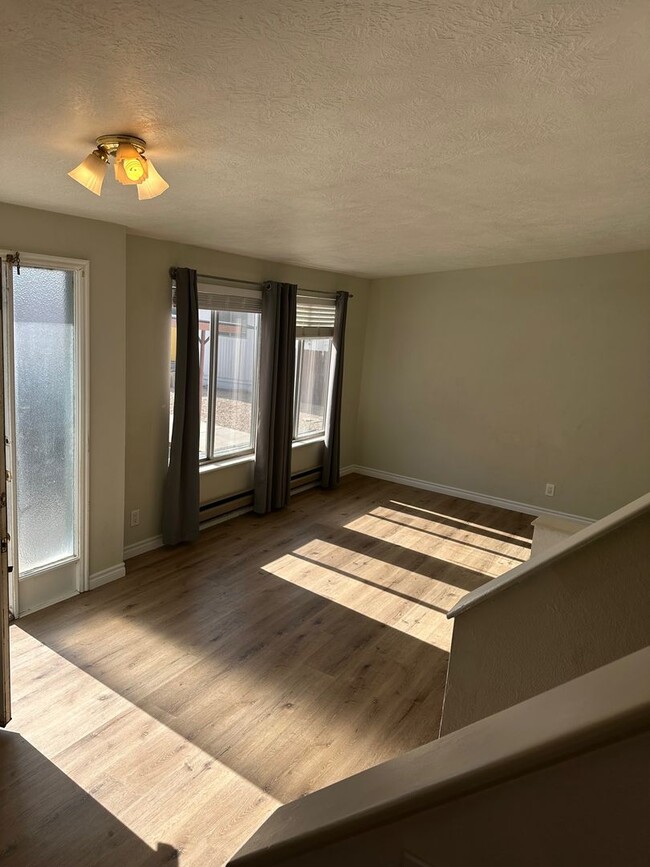 Building Photo - Great 3 bedroom and 2.5 bath home - 6 or 1...