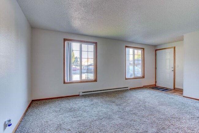 Building Photo - 3 bedroom 2 bath townhouse downtown Hillsboro!