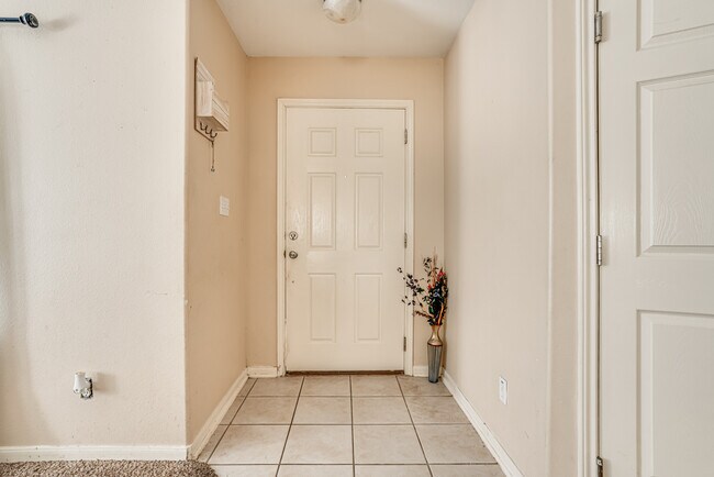 Building Photo - 549 Roadrunner Ave