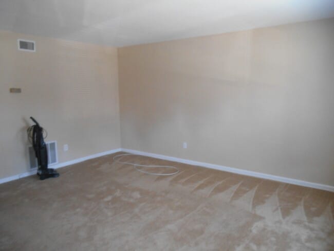 Building Photo - Townhouse in North End of Newport News