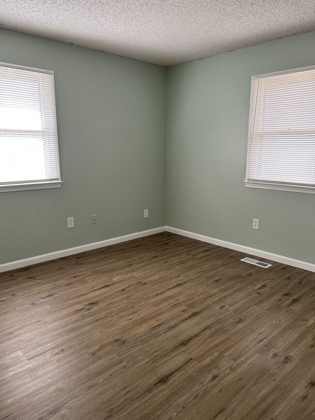 Building Photo - 801-803 Rouse Duplex