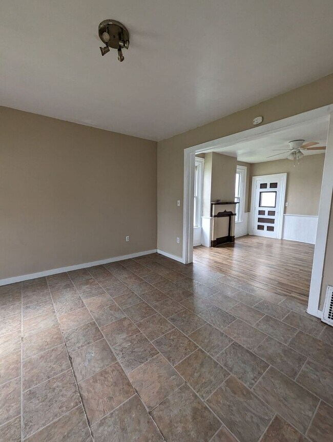 Building Photo - 210 S Doxtator St