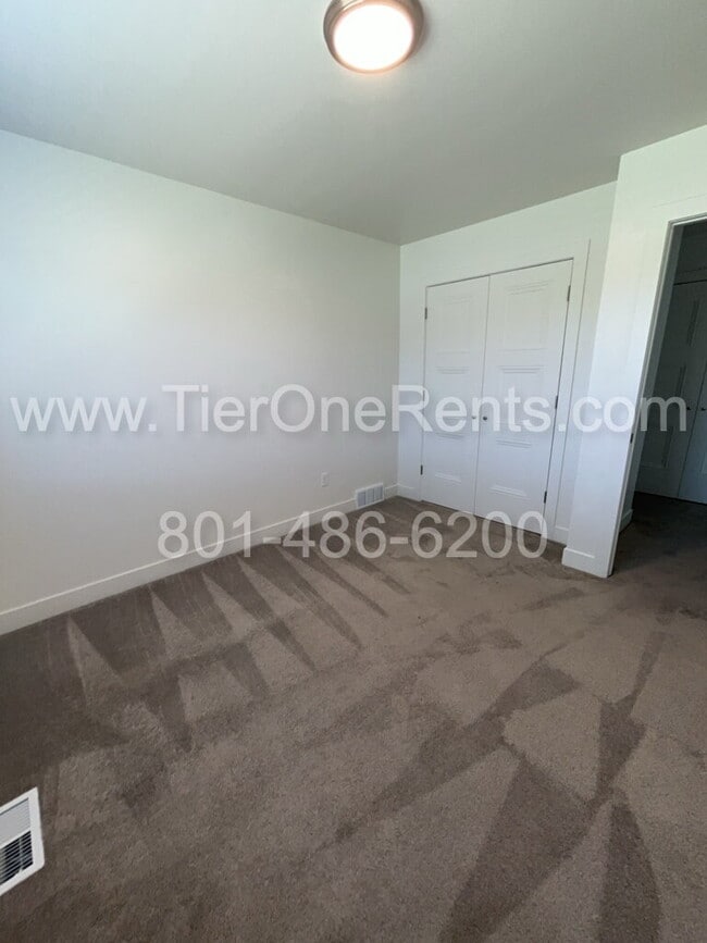 Building Photo - NO DEPOSIT option available for qualified ...